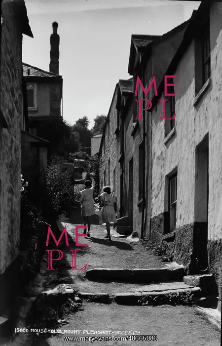 : Children Walking in Mount Pleasant : Children Walking in Mount Pleasant