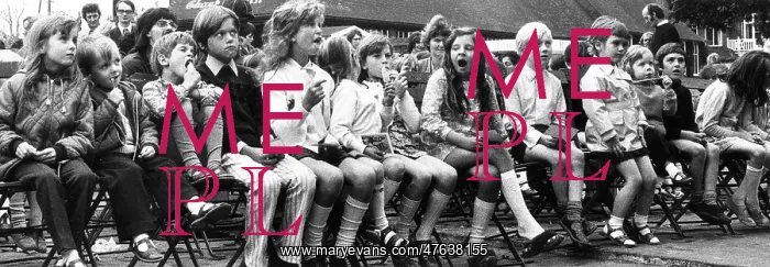 : Children watching Punch and Judy show, Balham, SW London : Children watching Punch and Judy show, Balham, SW London