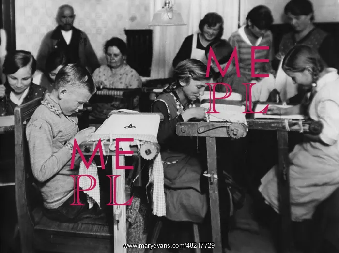 : Children working, 1920s : Children working, 1920s