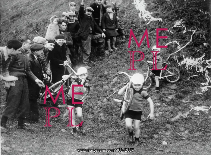 : Children's cycle race : Children's cycle race