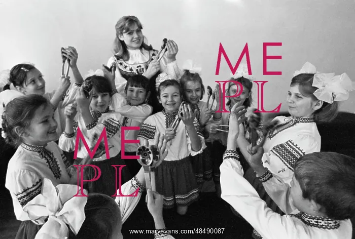 : Children's ensemble of spoon players : Children's ensemble of spoon players