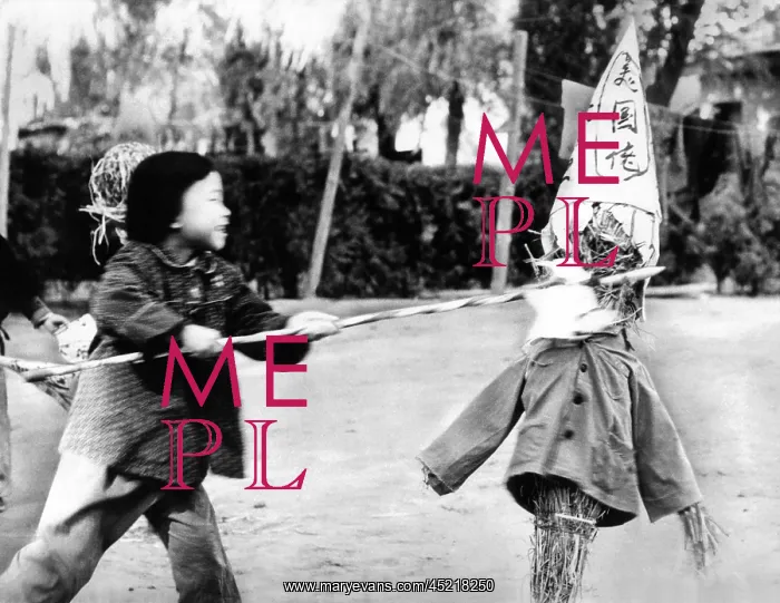 : A Chinese kindergarten girl thrusts a spear ? : A Chinese kindergarten girl thrusts a spear ?