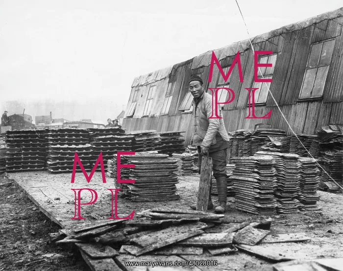 : Chinese man, Tank Corps workshop, Teneur, France, WW1 : Chinese man, Tank Corps workshop, Teneur, France, WW1