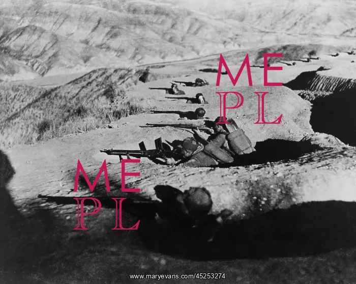 : Chinese soldiers in fox holes during the Second : Chinese soldiers in fox holes during the Second
