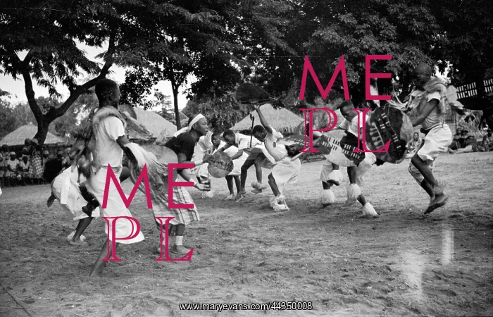 : Chopi Timbila dancers in performance, just before slapping : Chopi Timbila dancers in performance, just before slapping