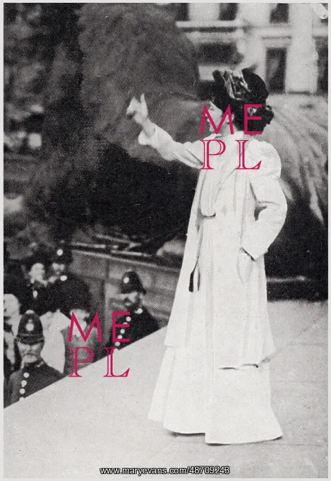 : Christabel Pankhurst, Suffragette in Trafalgar Square 1908 : Christabel Pankhurst, Suffragette in Trafalgar Square 1908