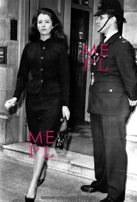 : Christine Keeler leaveing the flat of friend ? : Christine Keeler leaveing the flat of friend ?