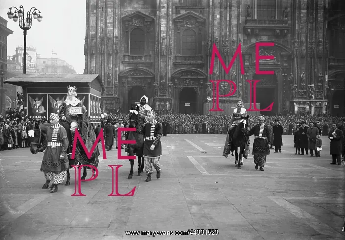 : Christmas. Festival of the Befana on the parvis of the Cathedral of Milan : Christmas. Festival of the Befana on the parvis of the Cathedral of Milan