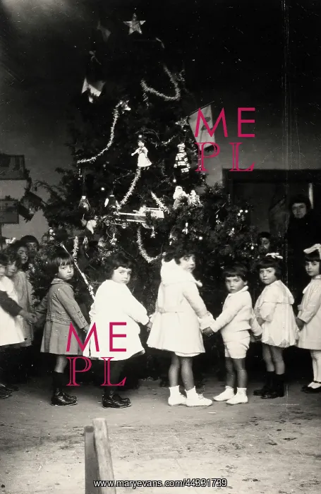 : Christmas. A group of children in maternal school photographed while making : Christmas. A group of children in maternal school photographed while making
