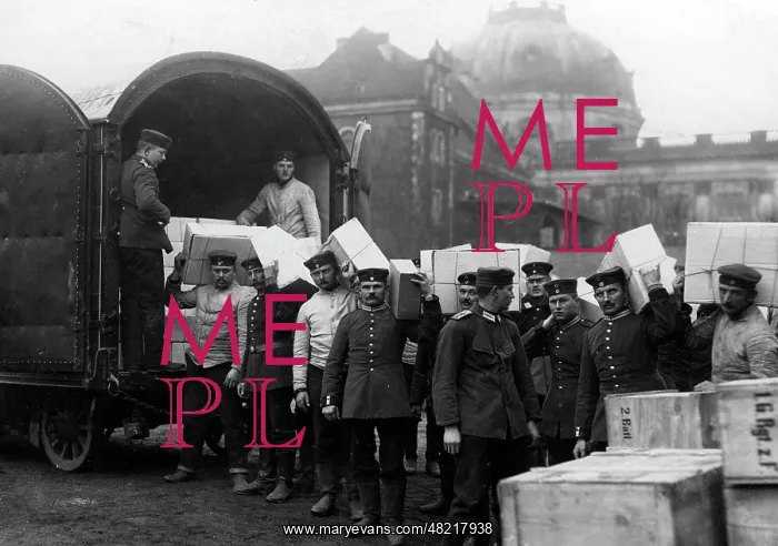 : Christmas parcels for front soldiers, 1914 : Christmas parcels for front soldiers, 1914