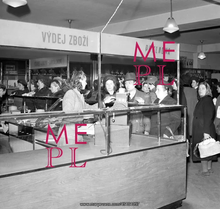 : Christmas shoppers : Christmas shoppers