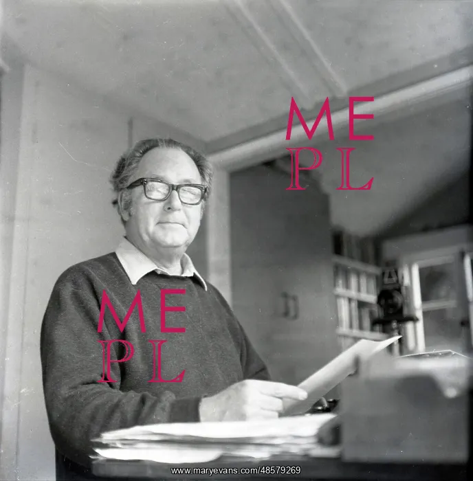 : Christopher Hibbert, writer, historian and biographer : Christopher Hibbert, writer, historian and biographer