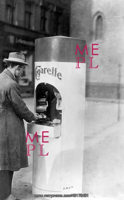 : Cigarette stand in Berlin, 1923 : Cigarette stand in Berlin, 1923