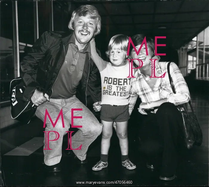 : Cilla Black, Bobby Willis and son Robert go on holiday : Cilla Black, Bobby Willis and son Robert go on holiday