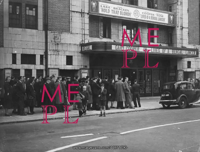 : CINEMA QUEUE 1935 : CINEMA QUEUE 1935