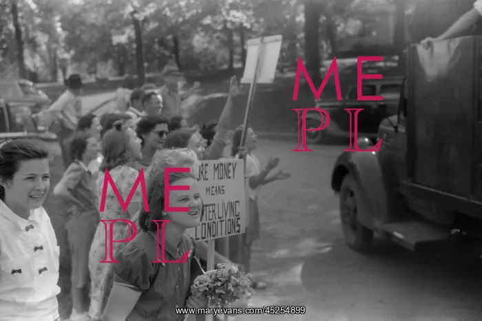 : CIO pickets jeering at workers entering a mill : CIO pickets jeering at workers entering a mill