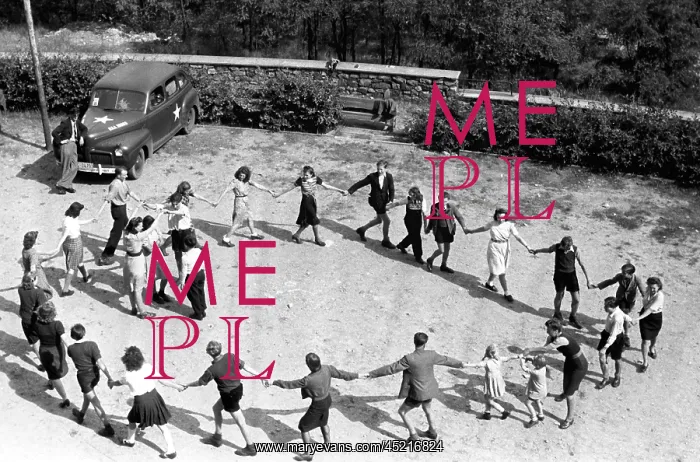 : Circle dance in the holiday camp 1946 : Circle dance in the holiday camp 1946