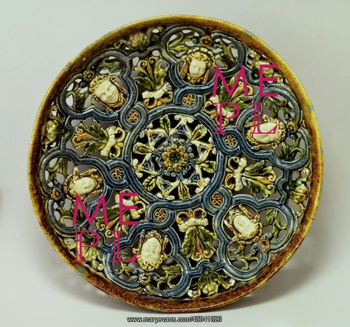 : Circular dish with a flower star : Circular dish with a flower star