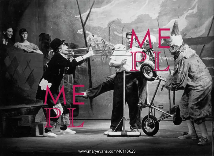: Circus clowns performing : Circus clowns performing