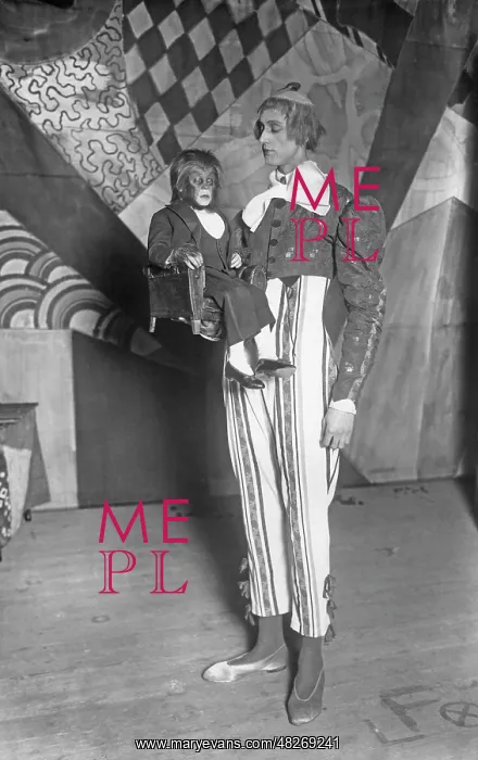  : Circus extras, around the 1930s