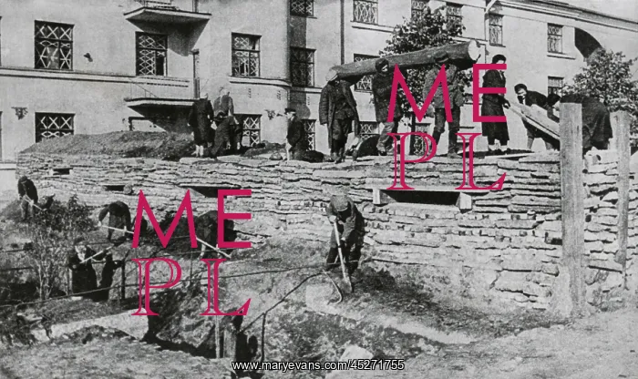 : Citizens of Leningrad erecting trenches and shelters : Citizens of Leningrad erecting trenches and shelters