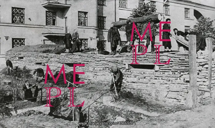 : Citizens of Leningrad erecting trenches and shelters : Citizens of Leningrad erecting trenches and shelters