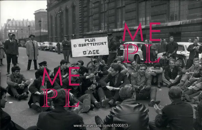 : Civil servants demonstrate for pay increases, Paris : Civil servants demonstrate for pay increases, Paris