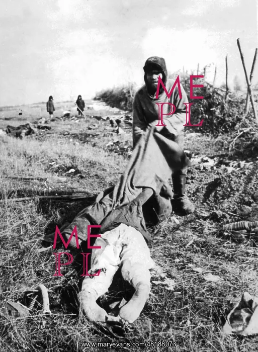 : Civilian plunders Soviet soldiers, 1941 : Civilian plunders Soviet soldiers, 1941