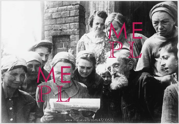  : CIVILIANS READ WAR NEWS