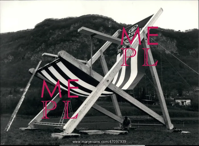 : Claiming to be the worlds largest sun chair : Claiming to be the worlds largest sun chair