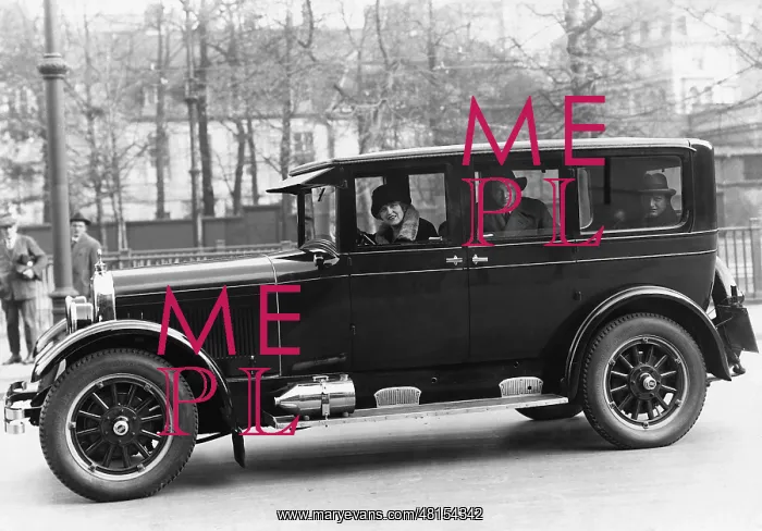 : Claire Dux and Erich Kleiber in a Chandler, 1925 : Claire Dux and Erich Kleiber in a Chandler, 1925