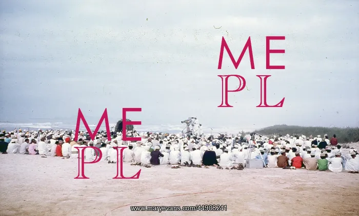 : Clan Gathering on the beach for meeting with Sultan Qaboos : Clan Gathering on the beach for meeting with Sultan Qaboos