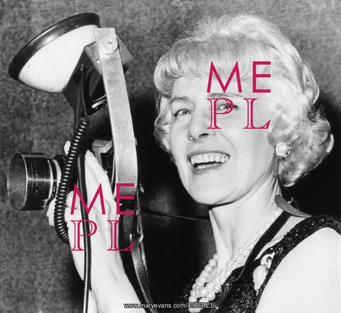 : Clare Booth Luce tries out a photographer's camera : Clare Booth Luce tries out a photographer's camera