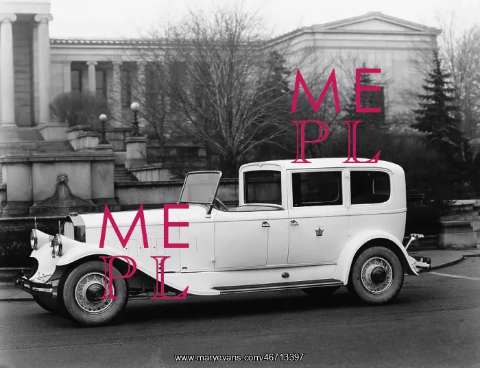  : Classic car parked outside building