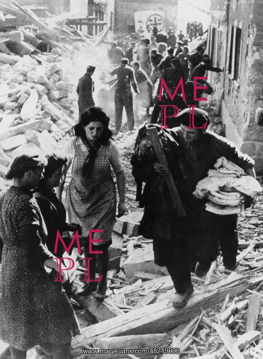: Cleaning up after an air raid in Munich : Cleaning up after an air raid in Munich