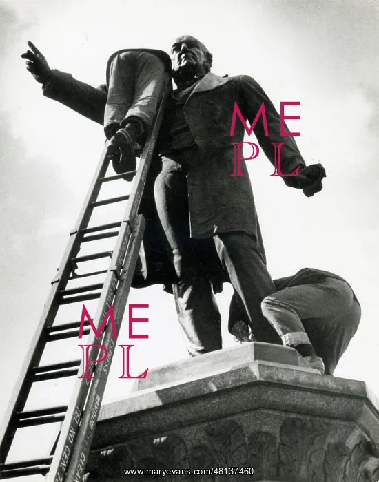: Cleaning Gladstone's Statue, Manchester : Cleaning Gladstone's Statue, Manchester