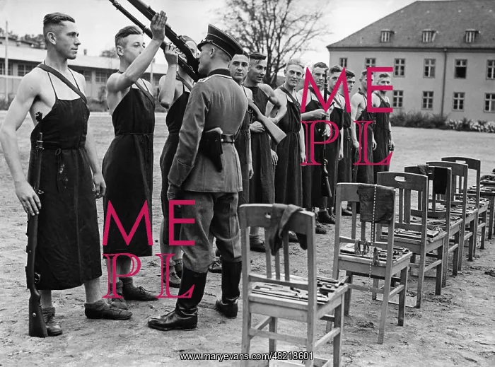 : Cleaning of guns after a training, 1940 : Cleaning of guns after a training, 1940