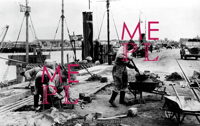 : Cleaning up in the port of Dunkirk, 1940 : Cleaning up in the port of Dunkirk, 1940