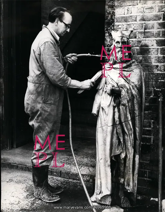 : Cleaning statue from House of Commons, London : Cleaning statue from House of Commons, London