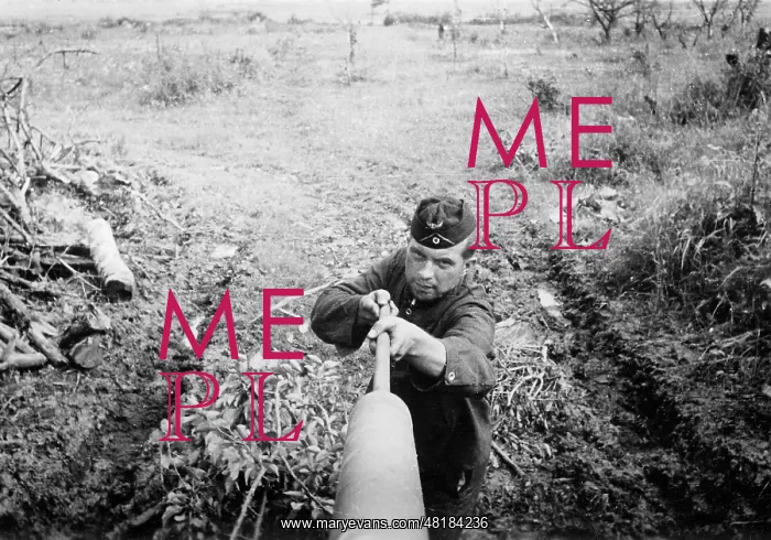 : Cleaning a tank gun, 1942 : Cleaning a tank gun, 1942