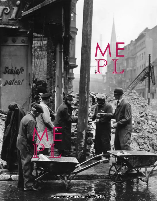 : Clearance work in Berlin, 1943 : Clearance work in Berlin, 1943