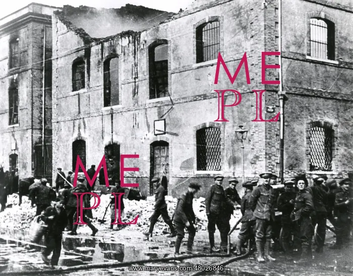 : Clearing up bomb damage, Salonika, Greece, WW1 : Clearing up bomb damage, Salonika, Greece, WW1