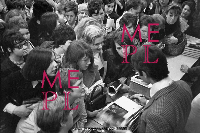 : Cliff Richard at a book signing : Cliff Richard at a book signing
