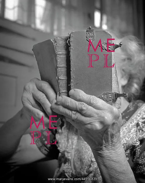 : Close-Up of Elderly Woman with Arthritic Hands : Close-Up of Elderly Woman with Arthritic Hands