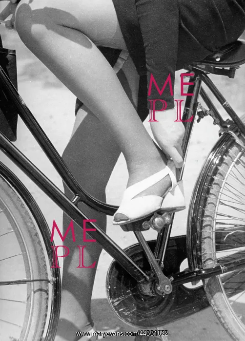  : Close-up of a woman on a bicycle
