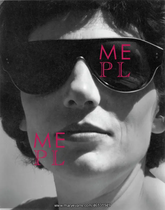  : Close-up of a woman in sunglasses