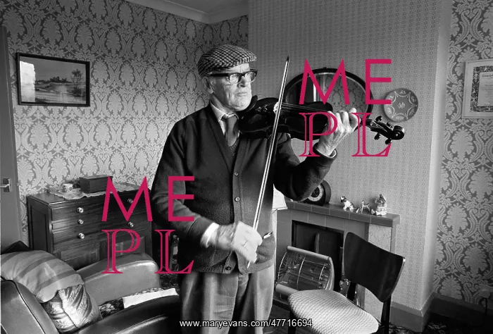 : Cloth cap pensioner with violin : Cloth cap pensioner with violin
