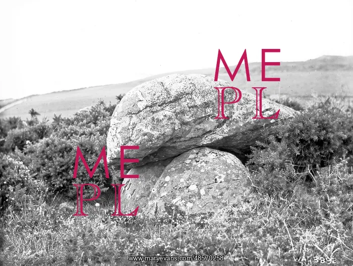 : Cloughnaboghil Cromlech or Dolmen, Ballycastle : Cloughnaboghil Cromlech or Dolmen, Ballycastle