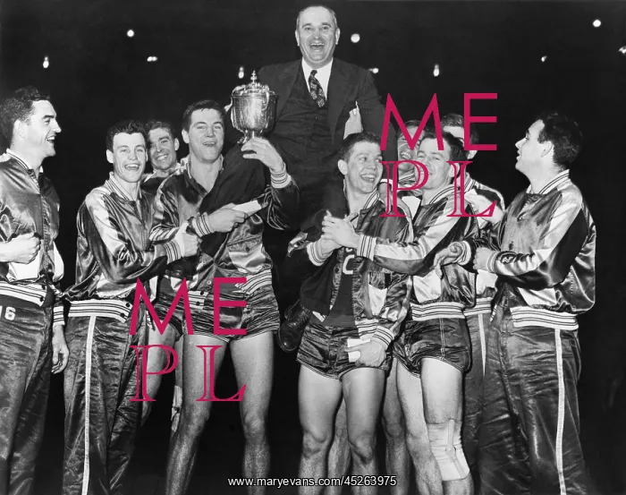 : Coach Adolph Rupp on the shoulders of Kentucky : Coach Adolph Rupp on the shoulders of Kentucky