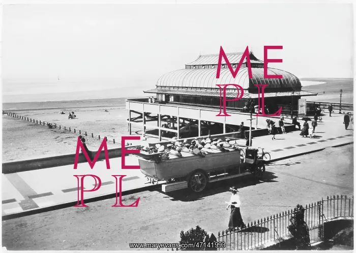 : Coach on the Promenade at Burnham on Crouch : Coach on the Promenade at Burnham on Crouch